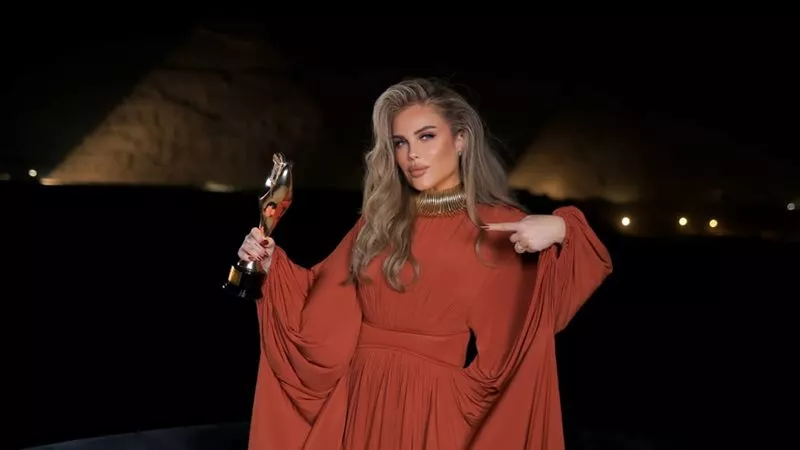 نيكول سابا تتألق خلال تكريمها بجائزة أفضل ممثلة عربية  