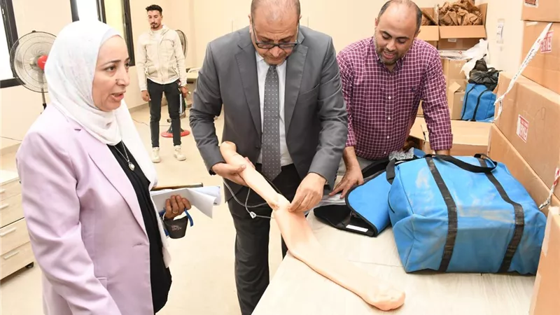  نائب رئيس جامعة الإسماعيلية الأهلية يتفقد المعامل المركزية 