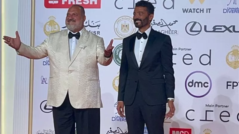 الصاوي والنبوي يخطفان الأنظار على السجادة الحمراء في ختام مهرجان القاهرة