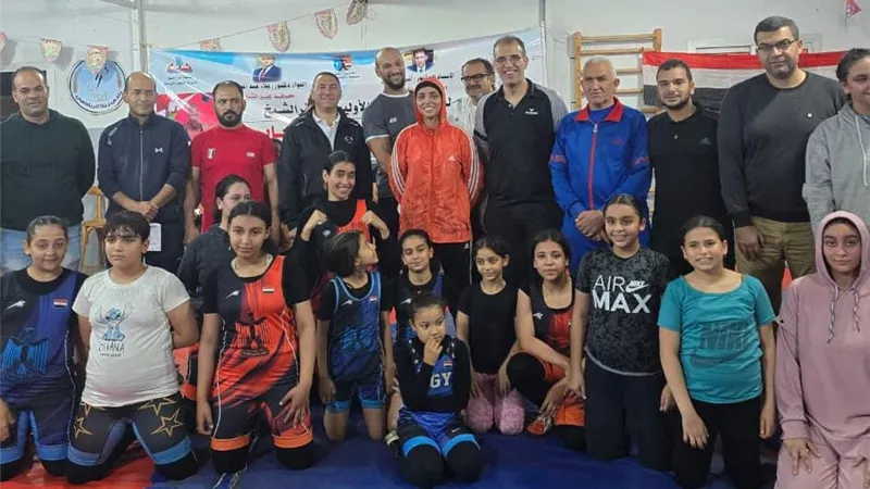 البطل كرم جابر يتابع تدريب المصارعة بالمشروع القومي للموهبة في كفر الشيخ 