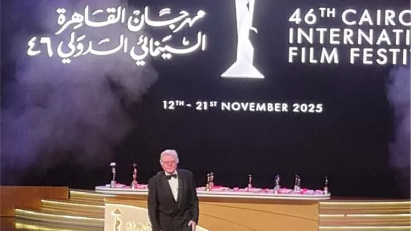 حسين فهمي في ختام مهرجان القاهرة الدولي: قوة السينما في إبقاء الحقيقة حيّة