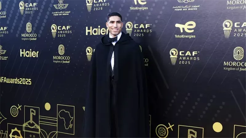 مدرب باريس سان جيرمان يمازح حكيمي بعد جائزة الأفضل في أفريقيا 