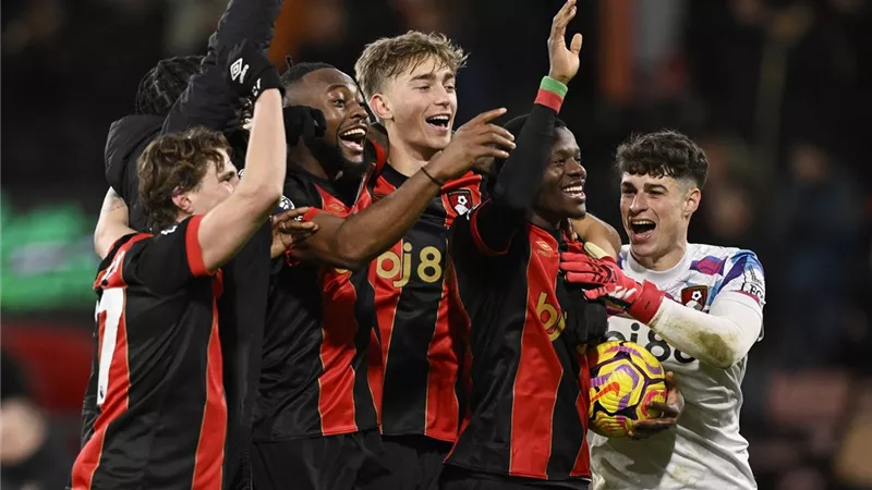 هل يكون بديل صلاح في ليفربول.. مدرب بورنموث يكشف مصير سيمينيو 