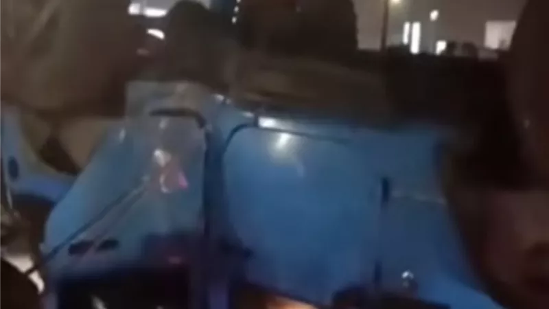 سيارة جيب تتسبب في تلفيات بسور كورنيش الشاطبي 