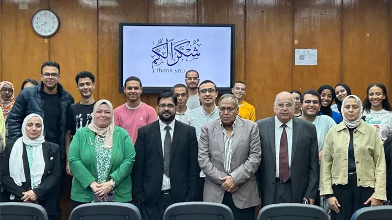 حاسبات عين شمس تستضيف خبيرا من جامعة إيست لندن لبحث تطوير البرامج الدولية 