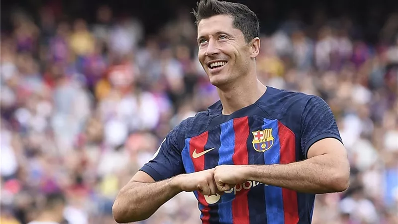 12 هدفًا يفصل ليفاندوفسكي عن مزاحمة كبار هدافي برشلونة
