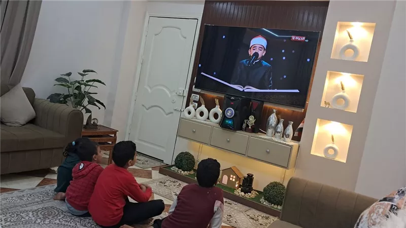 «أول مرة يقعدوا كده».. أب يكشف تفاصيل تجمع أولاده أمام 