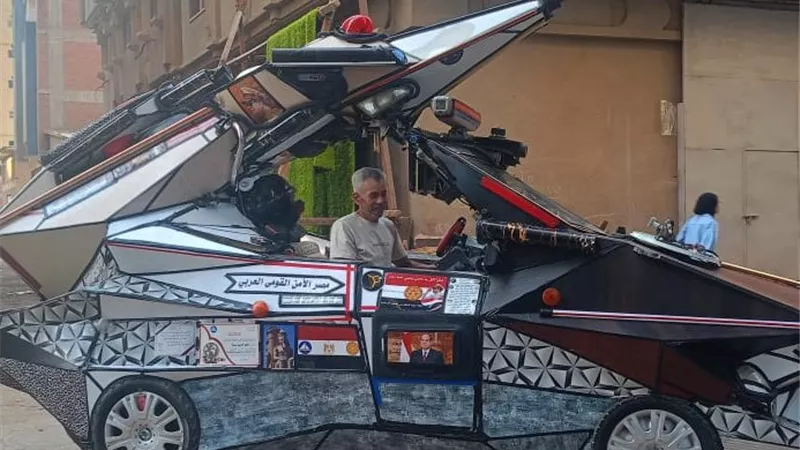 «علي ندا».. نجار دمياطي حوّل بقايا الأخشاب إلى سيارة تعمل بالطاقة الشمسية