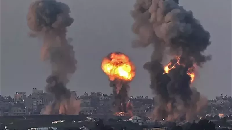 خرق لوقف إطلاق النار.. قصف إسرائيلي عنيف على مدينتي غزة وخان يونس
