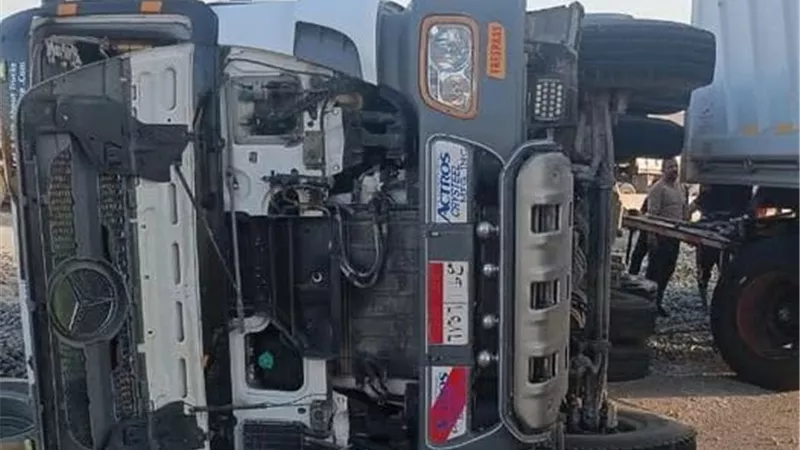 إصابة شخصين في انقلاب سيارة نقل تريلا بطريق العين السخنة 