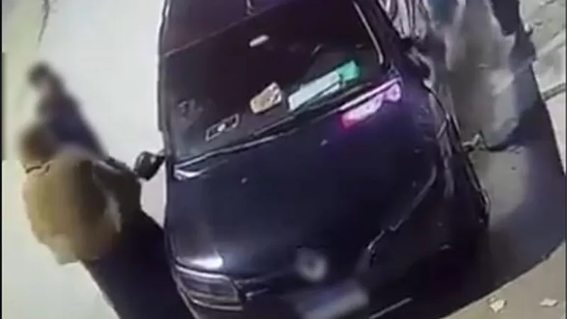 عاكس شقيقته.. الأمن يكشف حقيقة فيديو تعدى شخص على مالك سيارة وتحطيمها؟ 