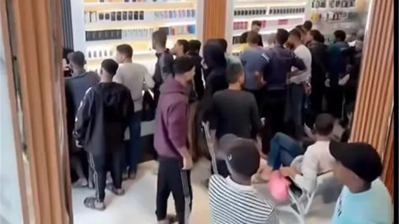 رغم المجاعة.. فلسطينيون يتزاحمون لشراء 
