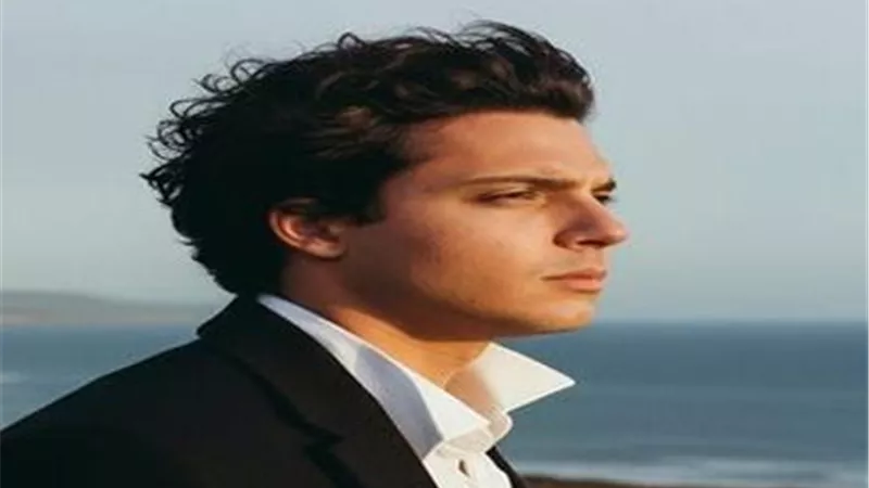 خالد منيب يهدي أول ألبوماته لعمه:  