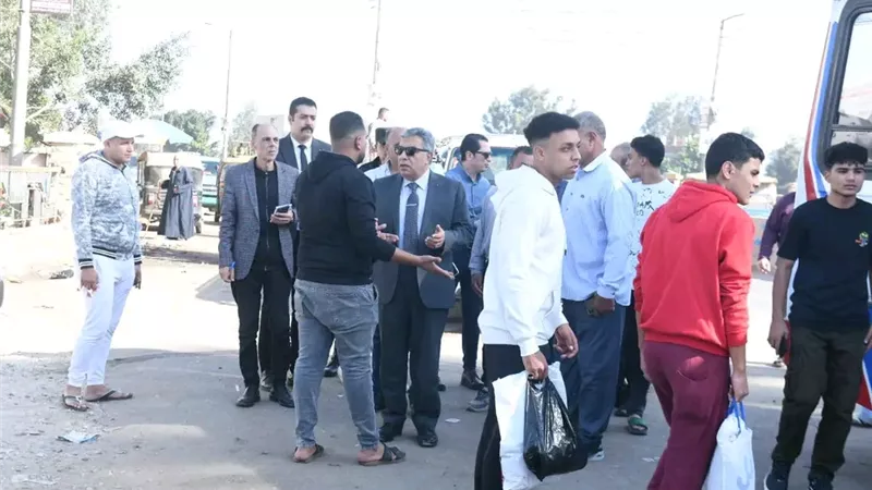 محافظ الدقهلية يفاجئ موقف سيارات قرية بطرة بزيارة ميدانية لمتابعة الانضباط