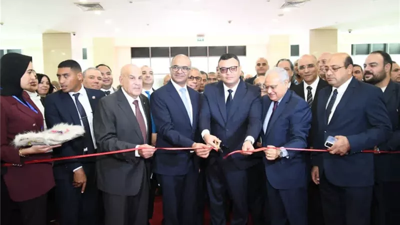 وزير الإسكان يفتتح مؤتمر ومعرض المياه الدولي.. ويتفقد أجنحة الشركات 