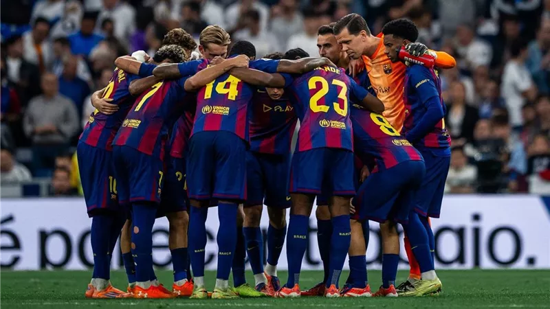 لتعويض رحيل ليفاندوفسكي.. برشلونة يراقب موهبة روسية لتدعيم الهجوم