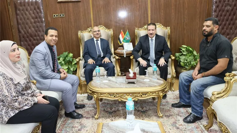 محافظ المنوفية ووفد بنك الاستثمار القومي يبحثان آليات تسريع المشروعات