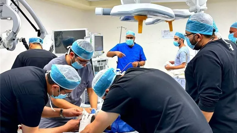 فريق المسالك البولية بمستشفي الكرنك يستأصل ورم خبيث للمثانة بالأقصر