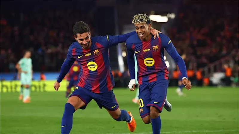 يويفا يعلن طاقم حكام مباراة برشلونة وتشيلسي في دوري أبطال أوروبا