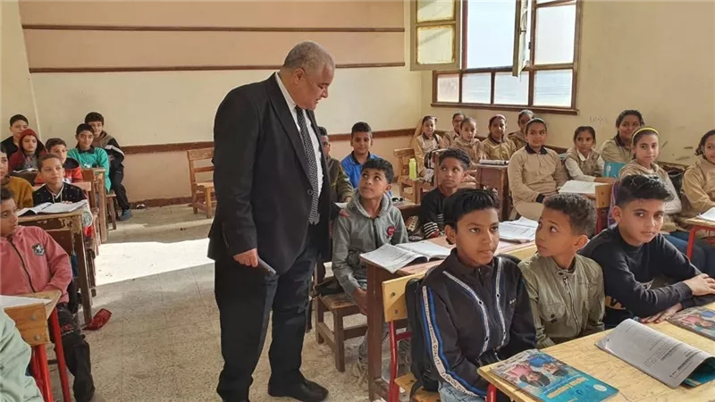 وكيل تعليم الأقصر يتابع برنامج تنمية مهارات اللغة العربية في أرمنت