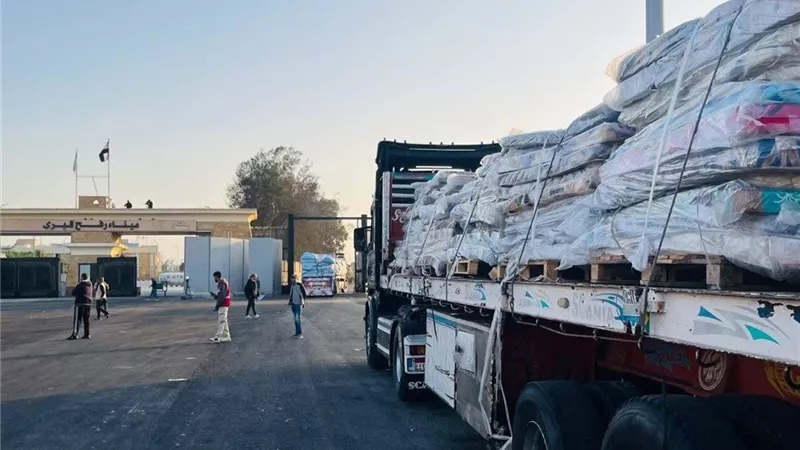 الهلال الأحمر المصري يدفع بـ220 ألف سلة غذائية و104 آلاف قطعة ملابس لغزة
