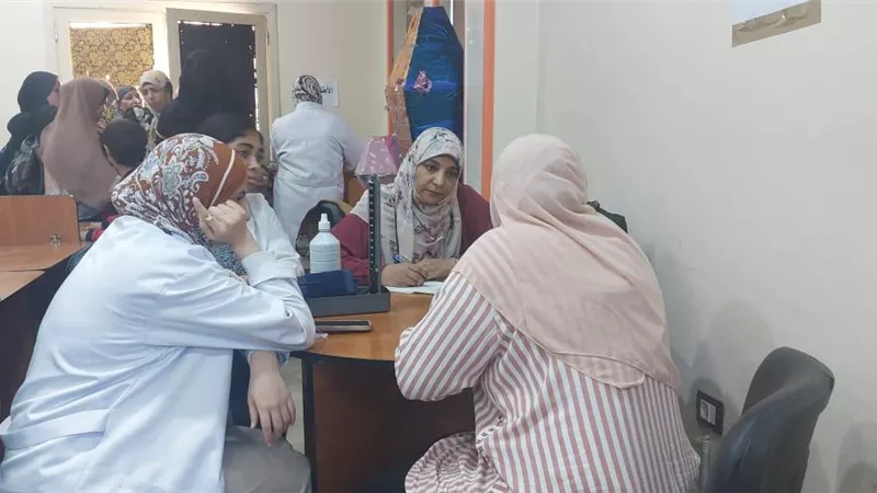 خدمات طبية وعلاجية مجانية لأهالي كفر العلو ضمن قوافل جامعة حلوان المجتمعية