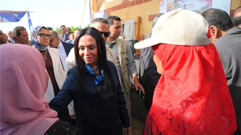 وزيرة التضامن تتفقد وحدة إنتاج الحرير خلال زيارتها لمحافظة الوادي الجديد