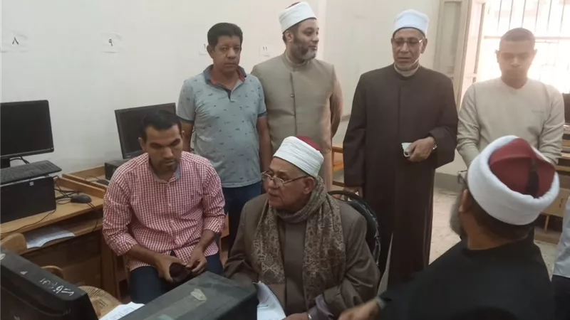 حارس كتاب الله.. حسن عبد النبي يتفقد اختبارات القرآن بجانب 