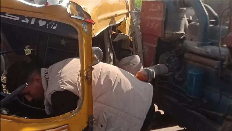 السير عكس اتجاه.. إصابة 3 في حادث تصادم جرار زراعي بالشرقية