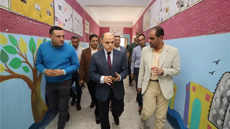 محافظ كفر الشيخ يتفقد اللجان الانتخابية بمجمع مدارس هدى شعراوي