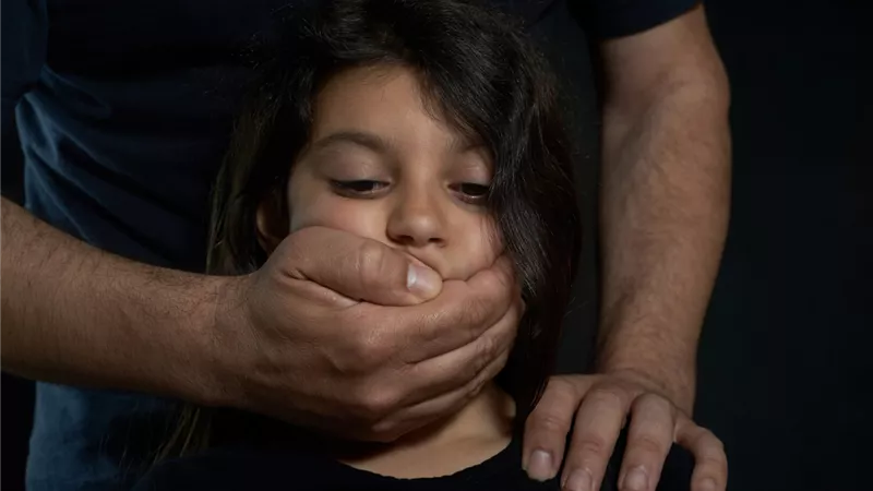 سؤال طفلة يجبر محامي المتهمين على الانسحاب من قضية المدرسة الدولية| فيديو