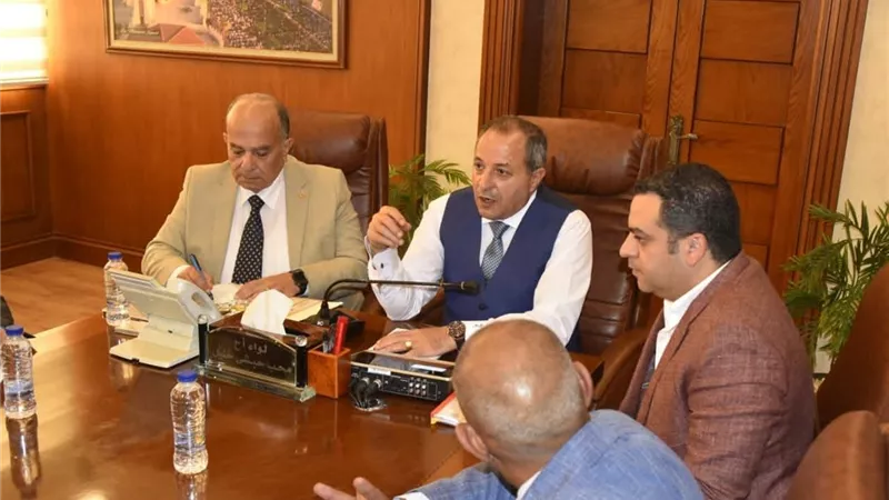 محافظ بورسعيد يوجه بالبدء في الجمع المنزلي وتحقيق طفرة نوعية بقطاع النظافة