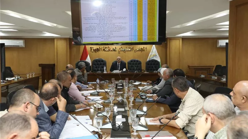 سكرتير عام الجيزة يتابع تنفيذ الخطة الاستثمارية وتقنين أراضي الدولة