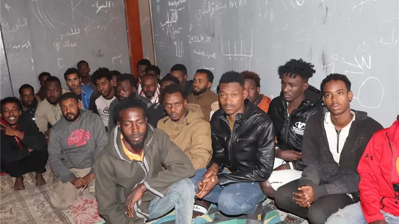 أمن صبراتة الليبية يضبط مجموعة من المهاجرين أثناء مداهمة وكر لتجار البشر
