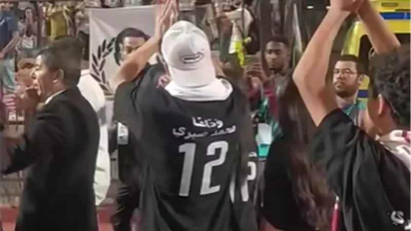 جماهير الزمالك والأساطير في مشهد مؤثر لتكريم أبناء الراحل محمد صبري| صور 