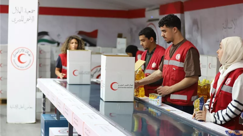 طلاب الجامعة الأمريكية يشاركون في تعبئة مساعدات غزة بالهلال الأحمر المصري