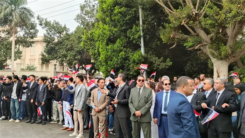 مواطنون يتوافدون أمام لجنة تصويت الرئيس السيسي |صور
