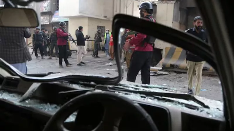 ثلاثة انتحارين هاجموا مقرًا باكستانيًا شبه عسكري