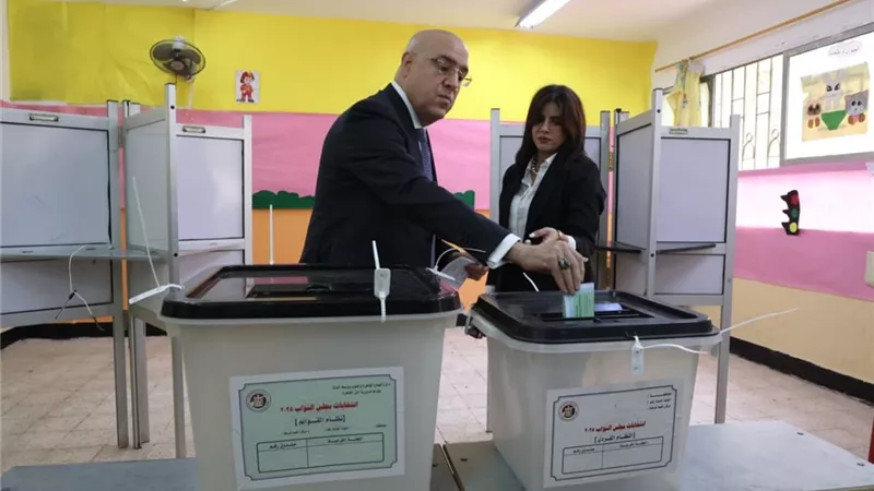 رئيس حزب الجبهة الوطنية يدلي بصوته في انتخابات مجلس النواب 2025