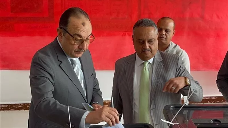 وزير قطاع الأعمال العام يدلي بصوته في انتخابات النواب 2025