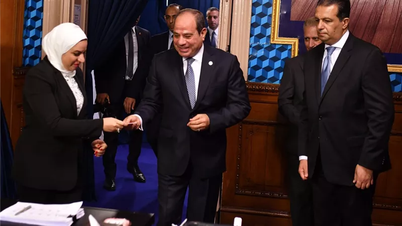 الرئيس السيسي يدلي بصوته في مدرسة الشهيد مصطفى يسري عميرة |صور