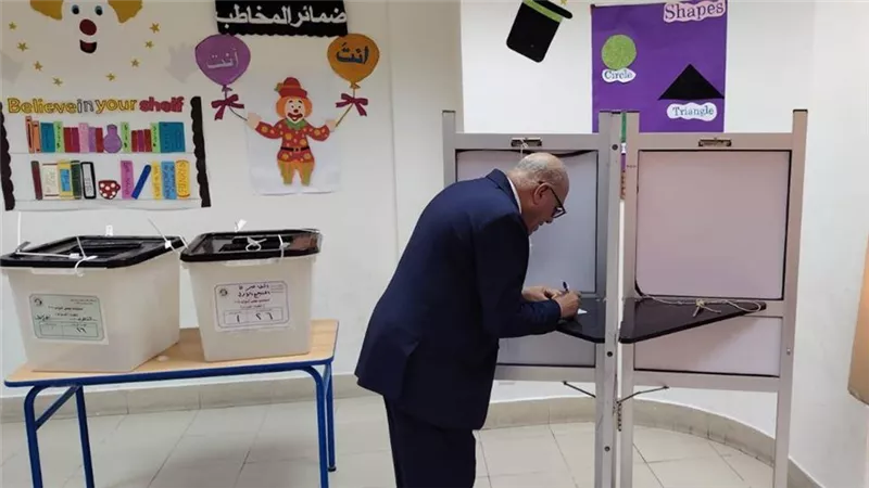 رئيس الهيئة العربية للتصنيع يُدلي بصوته في انتخابات مجلس النواب 2025