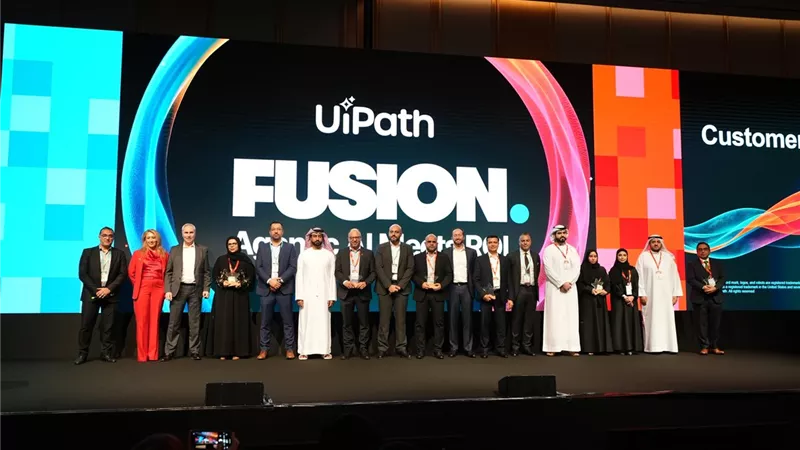الإمارات تنقل الذكاء الاصطناعي من التجربة للتشغيل المؤسسي في جميع القطاعات