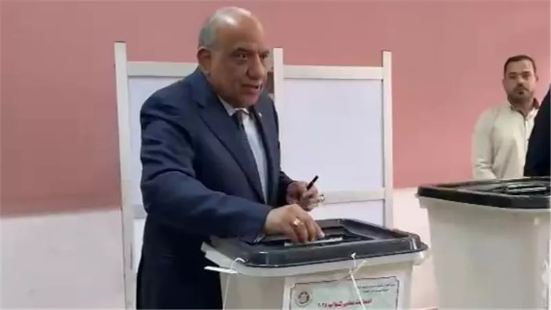 وزير الكهرباء يدلي بصوته في انتخابات النواب بمدينة نصر 
