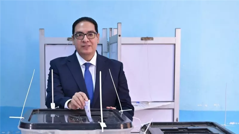 رئيس جامعة القاهرة يدلي بصوته في انتخابات النواب ويؤكد: المشاركة واجب وطني