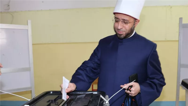 وزير الأوقاف أثناء الإدلاء بصوته: بالإيجابية والمبادرة يبنى الوطن