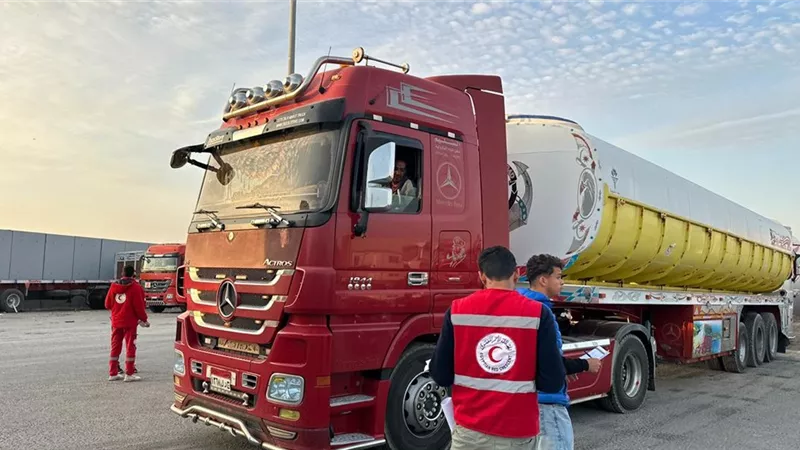 3150 خيمة إيواء.. الهلال الأحمر يطلق قافلة «زاد العزة» الـ 79 إلى غزة