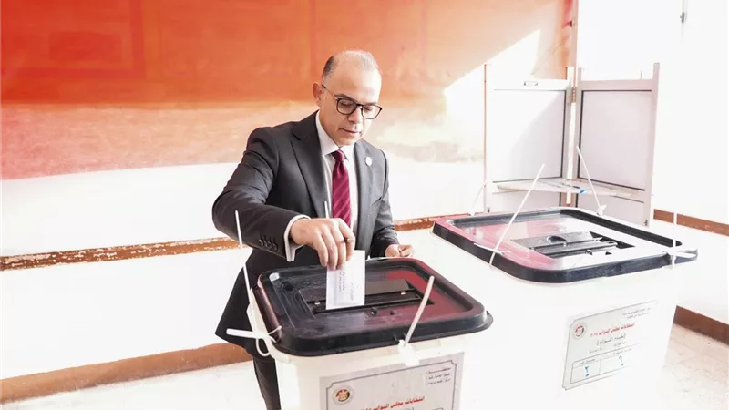 رئيس الرقابة المالية يدلي بصوته في انتخابات مجلس النواب 2025