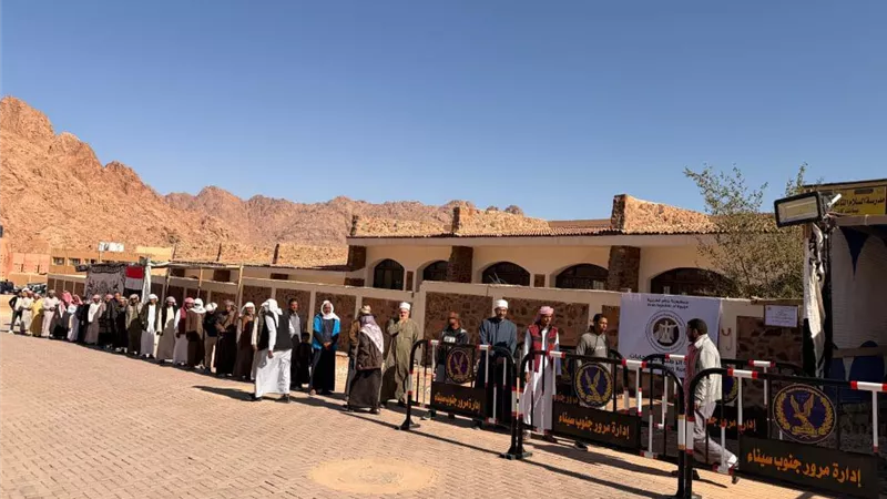 بالزي البدوي والتراث السيناوي.. الناخبون يصطفون أمام لجان شرم الشيخ 