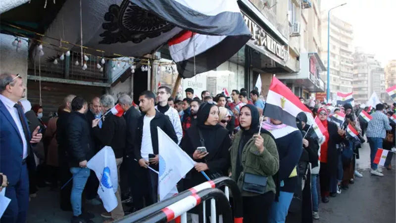 توافد الناخبين في بور سعيد للإدلاء بأصواتهم في الاستحقاق الدستوري